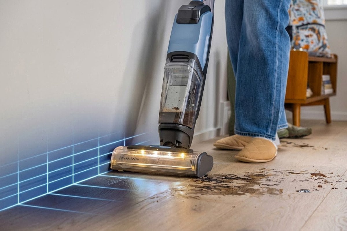 Edge cleaning floor washer in action